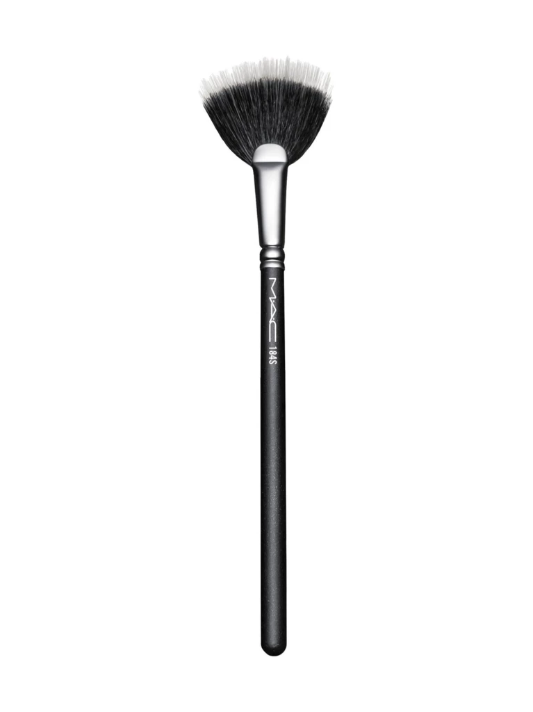 MAC - 184 Synthetic Duo Fibre Fan Brush på KICKS.se