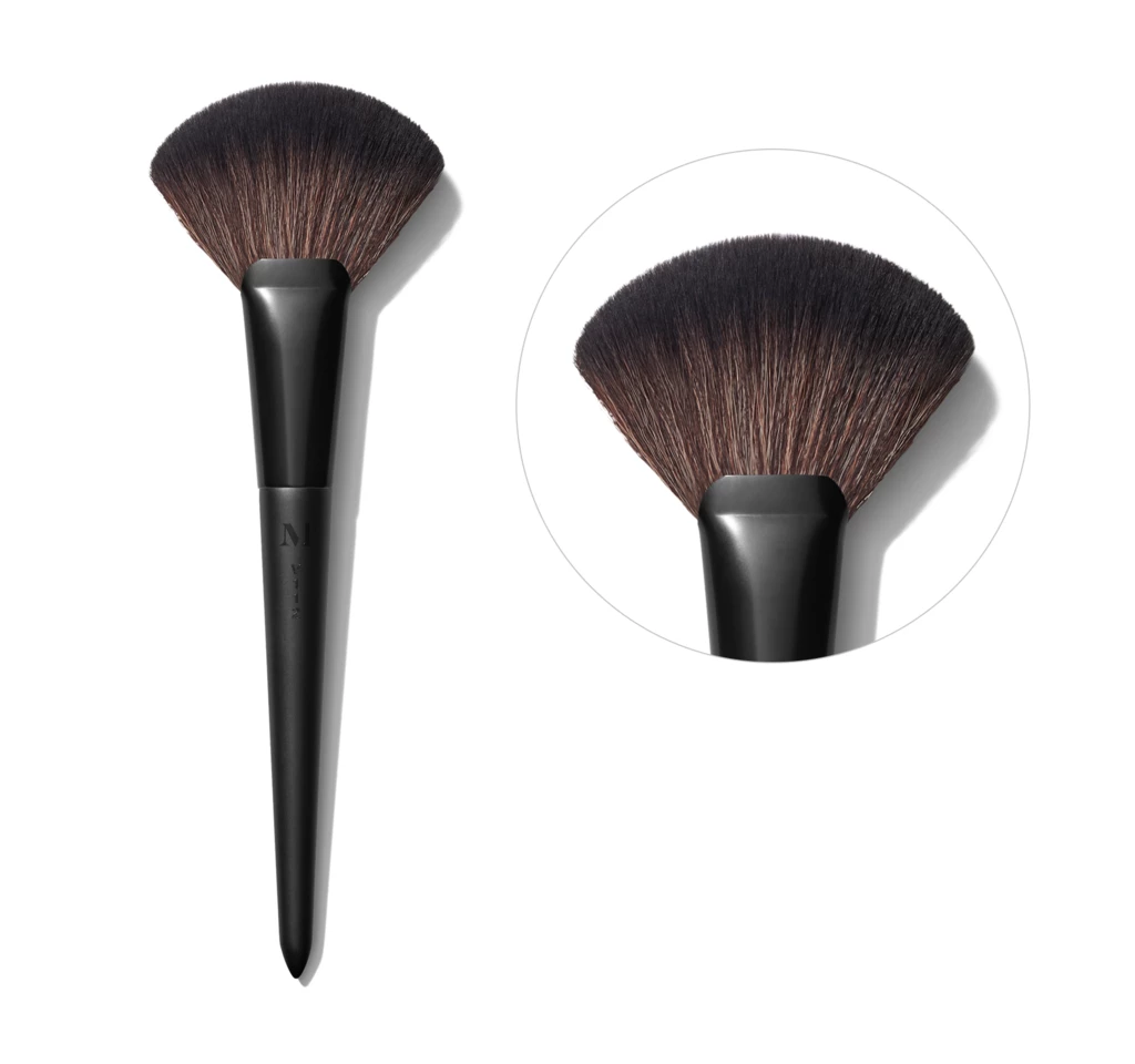 Morphe - V112 Fluffy Fan Powder Brush på KICKS.no