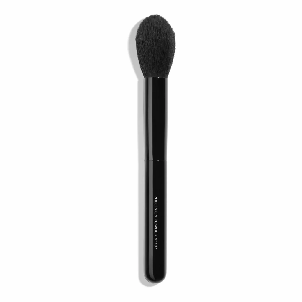 CHANEL - Precision Powder Brush på KICKS.no
