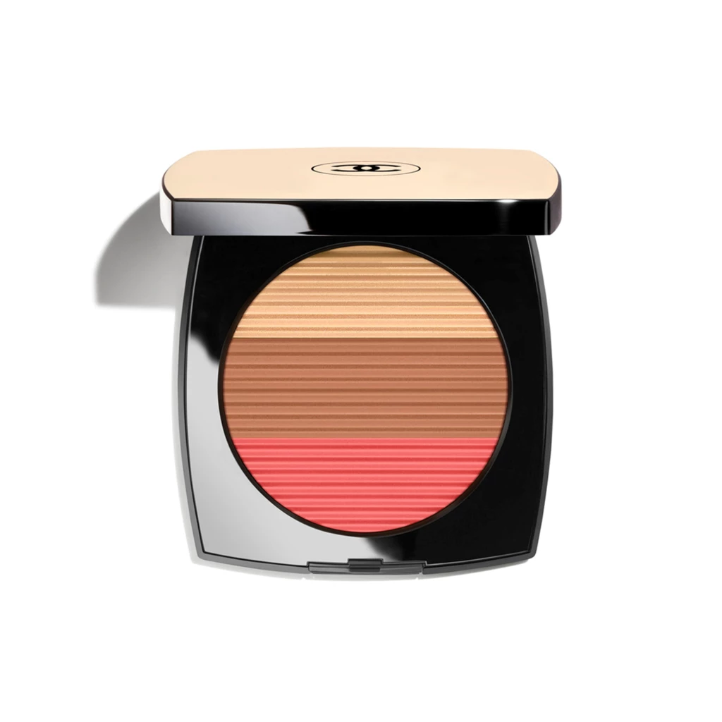 CHANEL - Harmony Of Three Heatlhy Glow Powders. Bronzer, Blush And Highlighter. For Face And Décolleté. Oversize Format. på KICKS.no