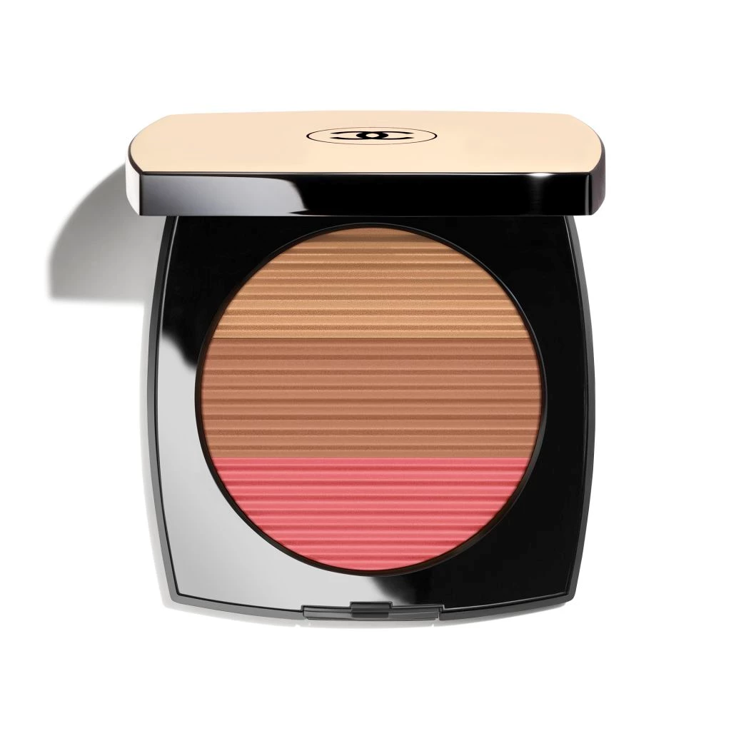 CHANEL - Harmony Of Three Heatlhy Glow Powders. Bronzer, Blush And Highlighter. For Face And Décolleté. Oversize Format. på KICKS.no