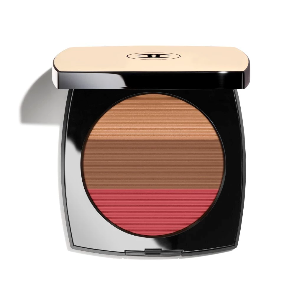 CHANEL - Harmony Of Three Heatlhy Glow Powders. Bronzer, Blush And Highlighter. For Face And Décolleté. Oversize Format. på KICKS.no