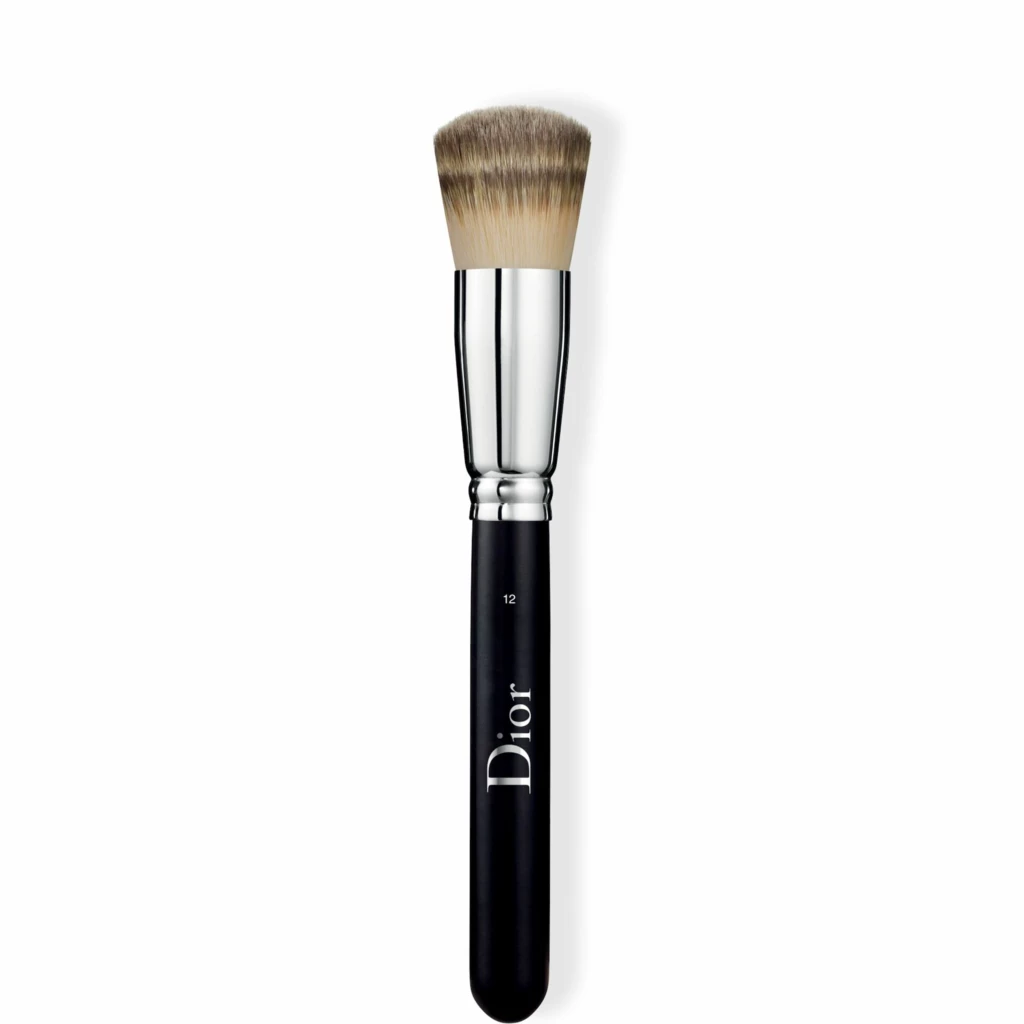 DIOR - Backstage Full Coverage Fluid Foundation Brush N° 12 på KICKS.se