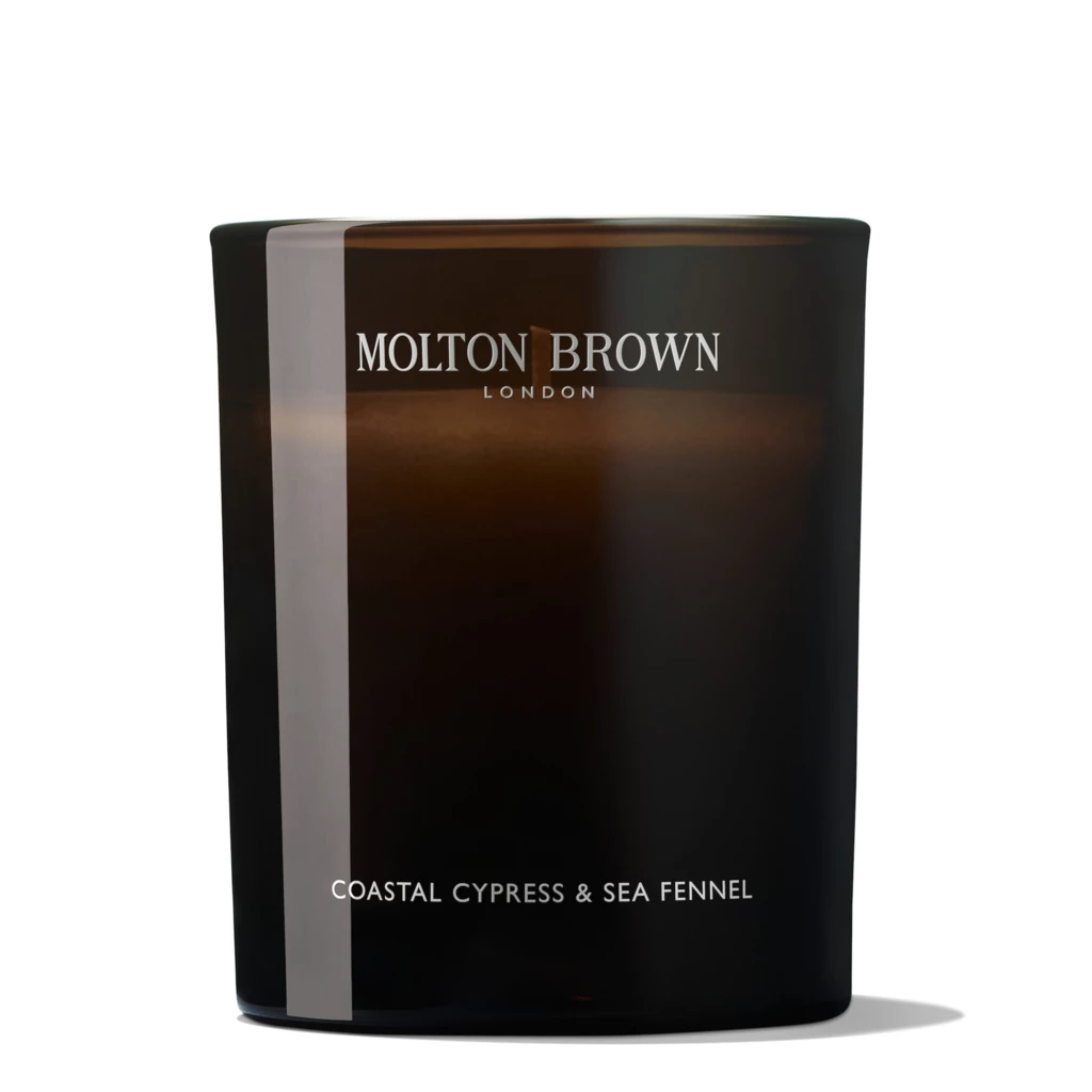 Molton Brown - Coastal Cypress & Sea Fennel Signature Candleosoitteessa Kicks.fi