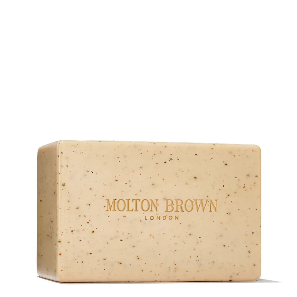 Molton Brown - Re-charge Black Pepper Bodyscrub Bar 250 g på KICKS.se