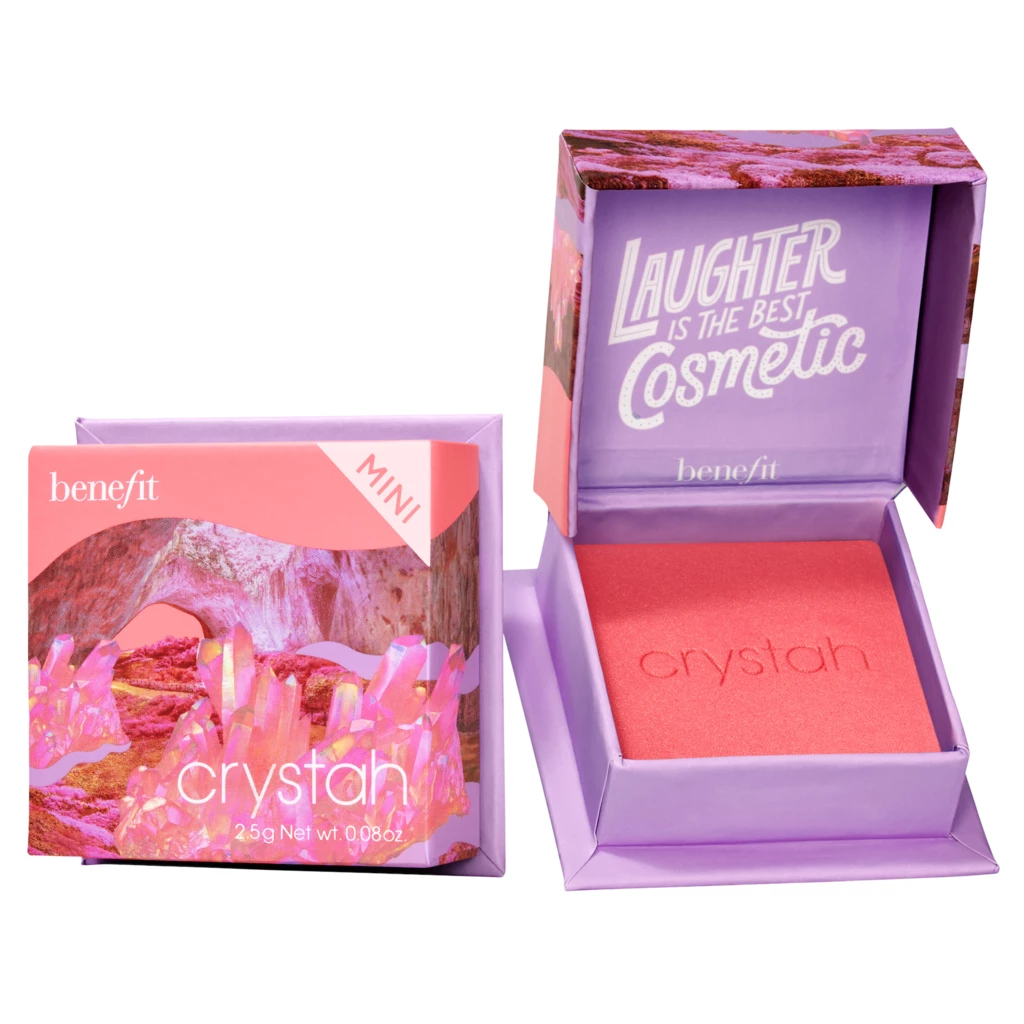 Benefit - Crystah Mini Blush Strawberry Pink på KICKS.no
