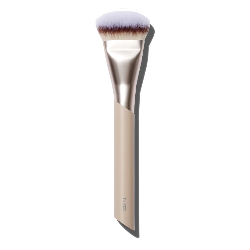 FLAER - 115 Flat Angled Foundation Brush på KICKS.se