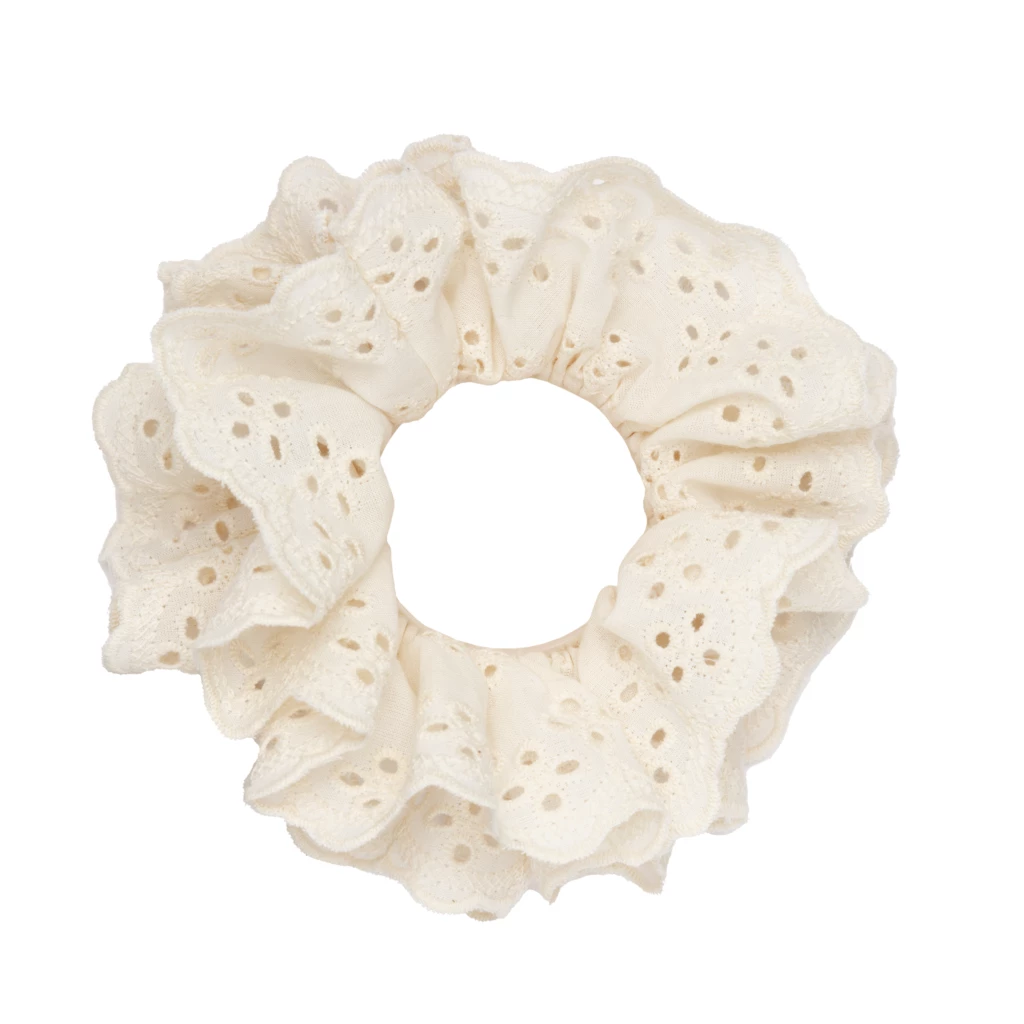 KICKS Beauty - Broderie Scrunchie på KICKS.se