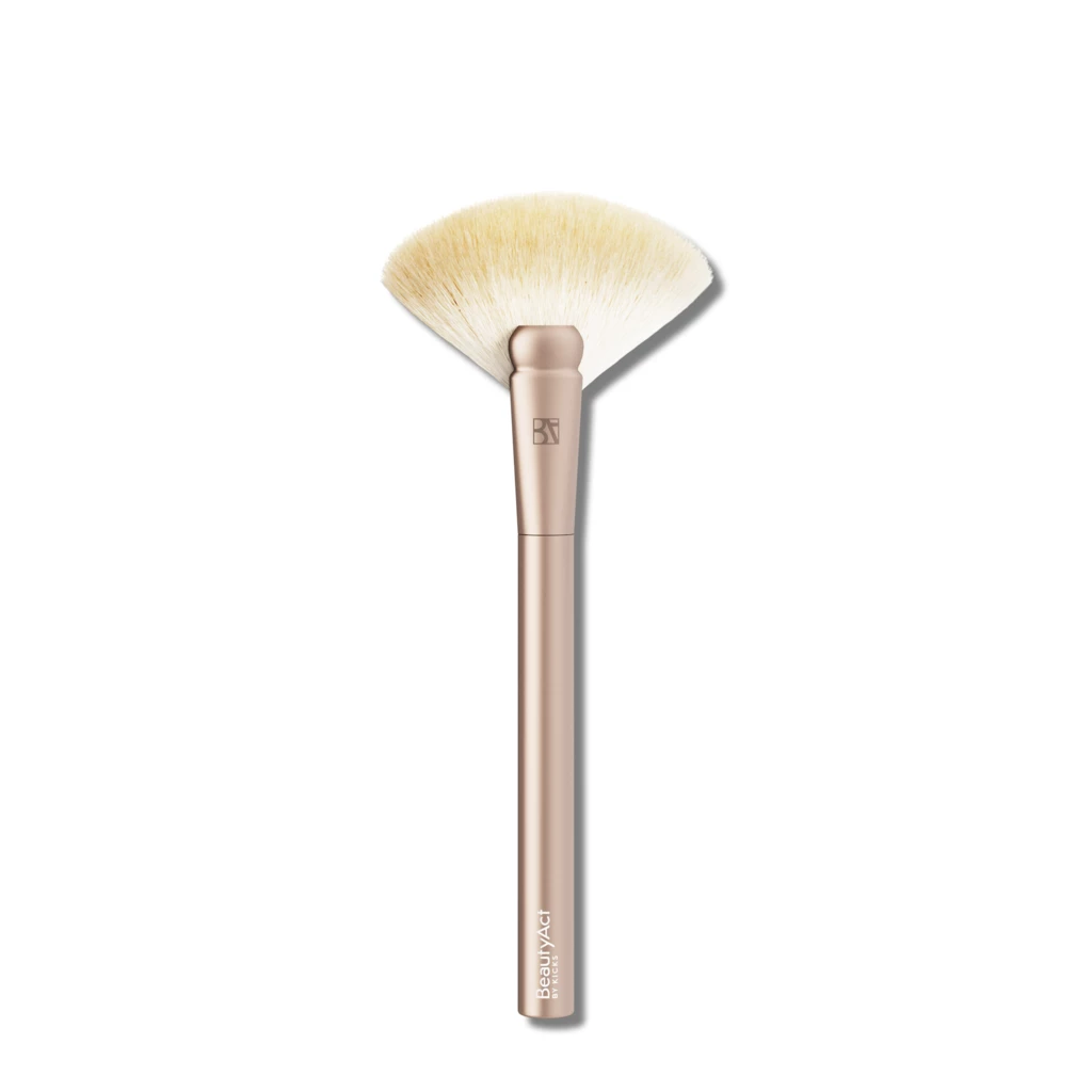 BeautyAct - Illuminating Fan Brush No 115 på KICKS.no