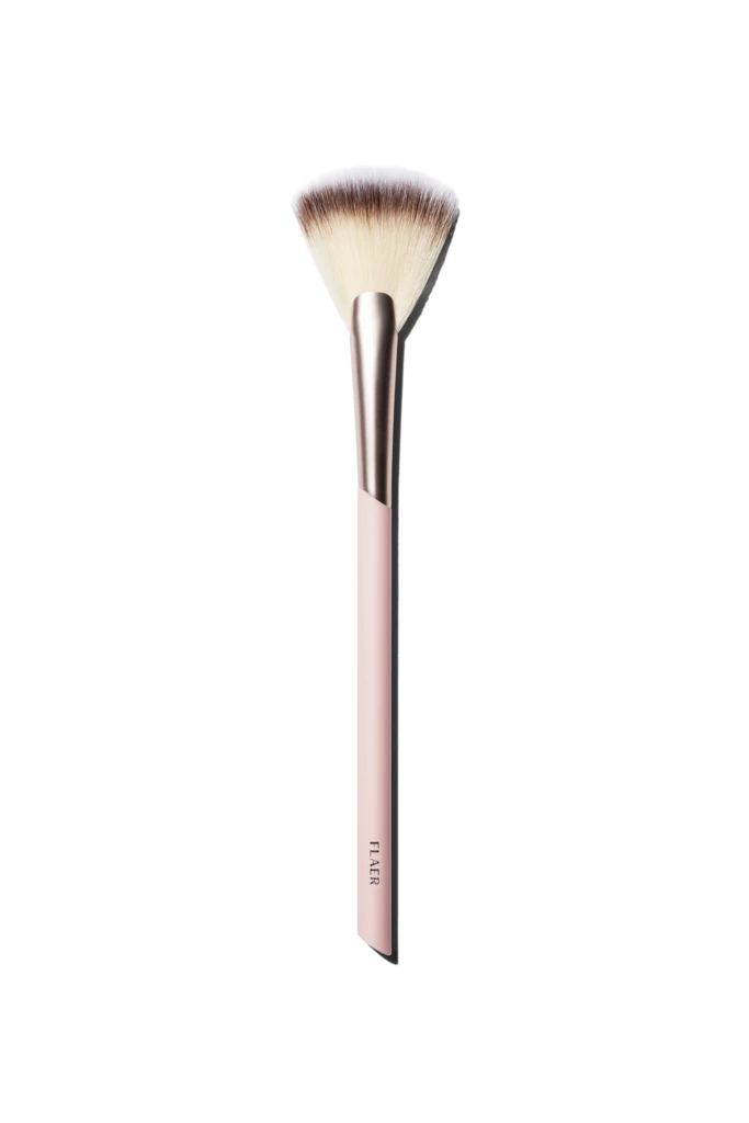 FLAER - 208 Highlighter Fan Brush på KICKS.se
