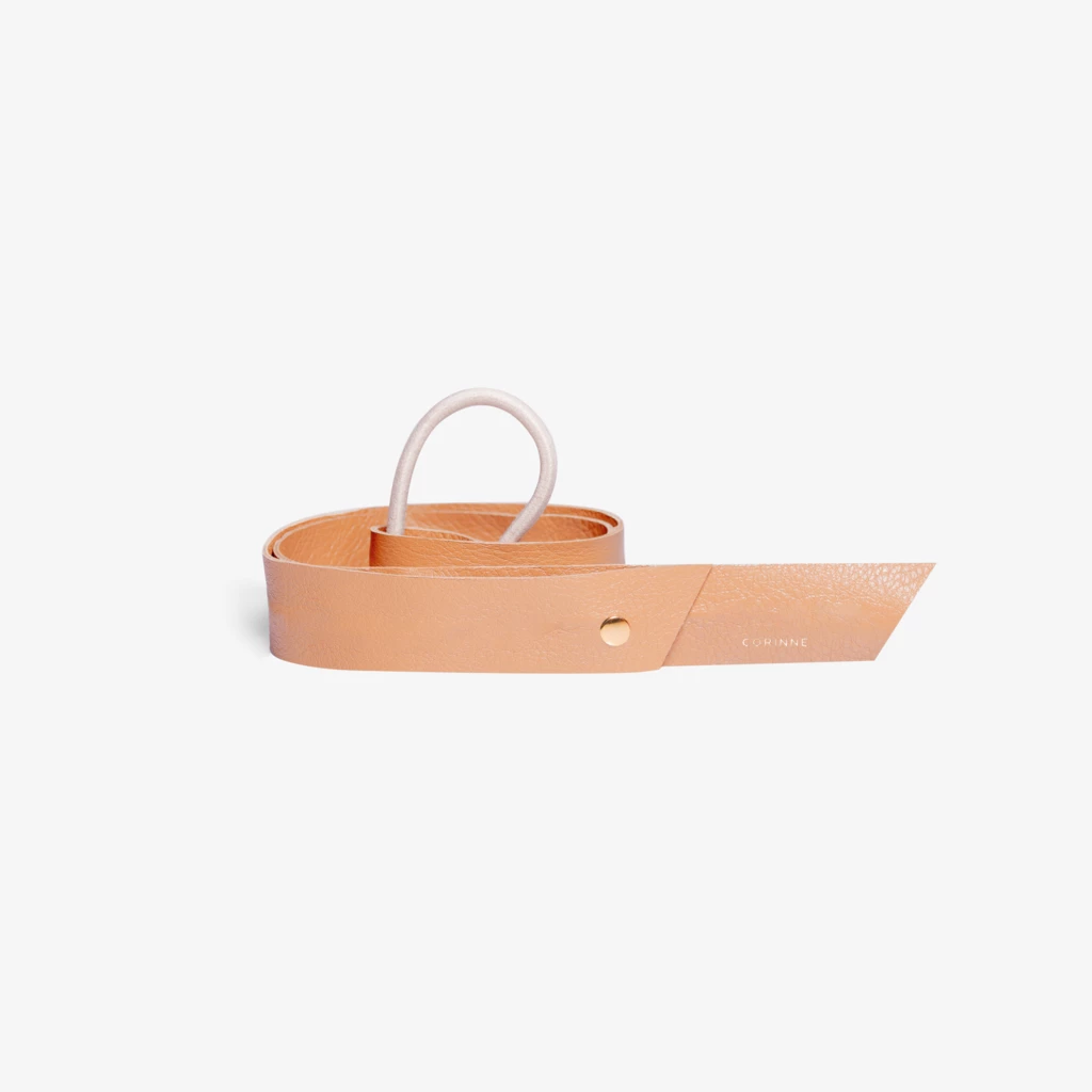 Corinne - Leather Band Long Bendable Camel på KICKS.se