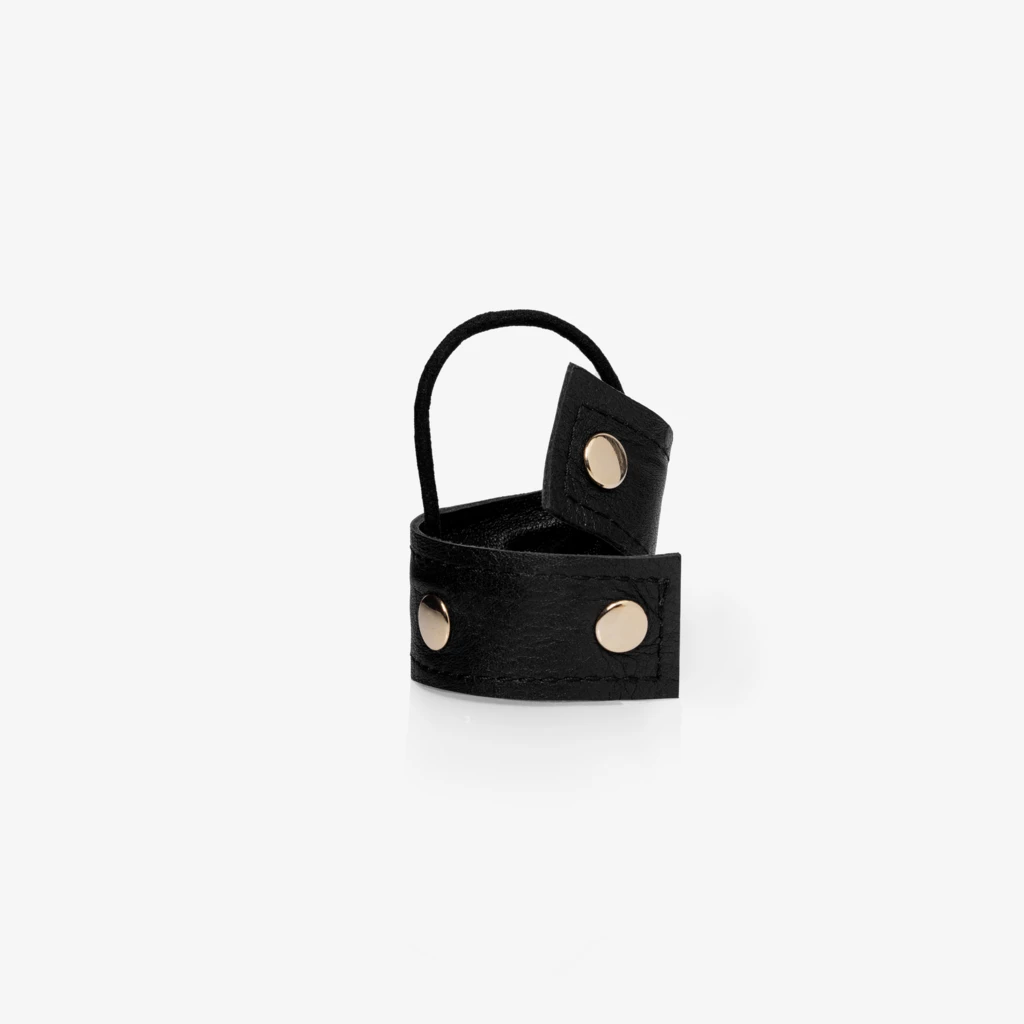 Corinne - Leather Band Short Bendable Rivets Black / Gold Rivets på KICKS.se