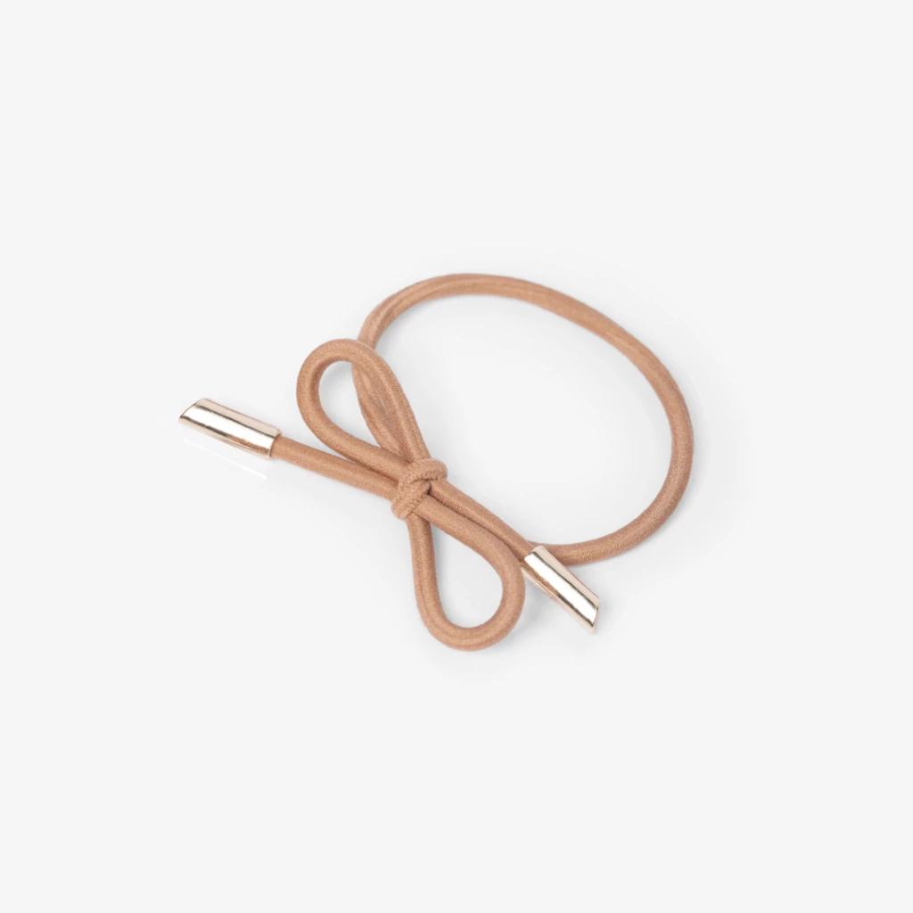 Corinne - Hair Tie Bow Metal Plain Camel på KICKS.se
