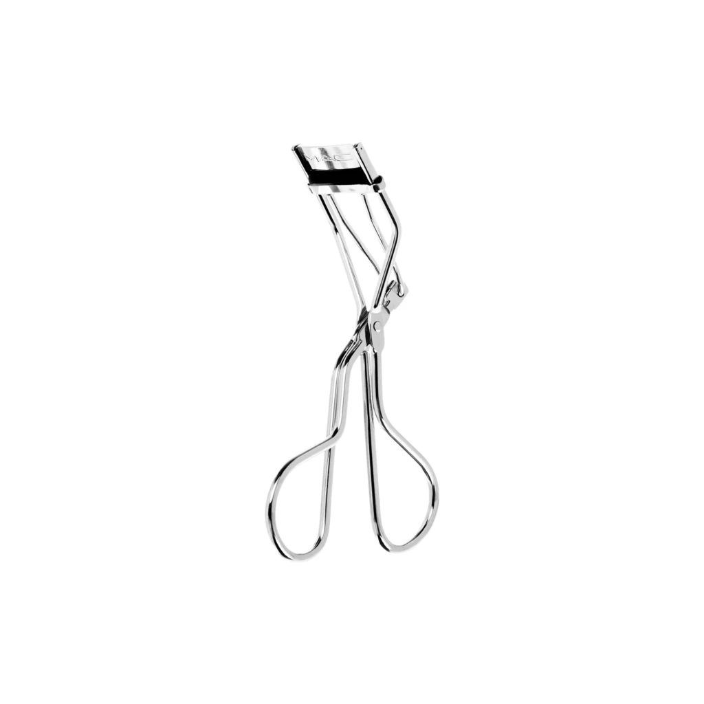 MAC - MAC Half Lash Curler på KICKS.se