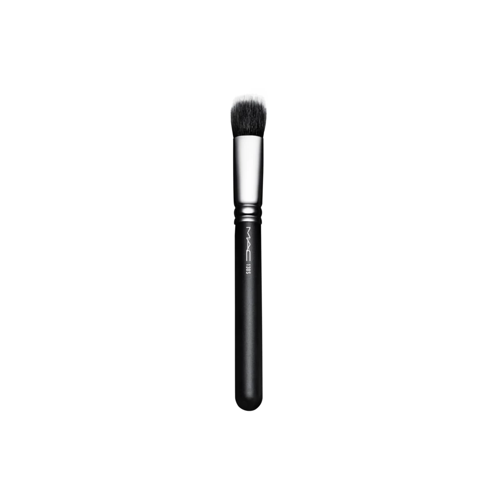 MAC - 130 Synthetic Short Duo Fibre Brush på KICKS.se