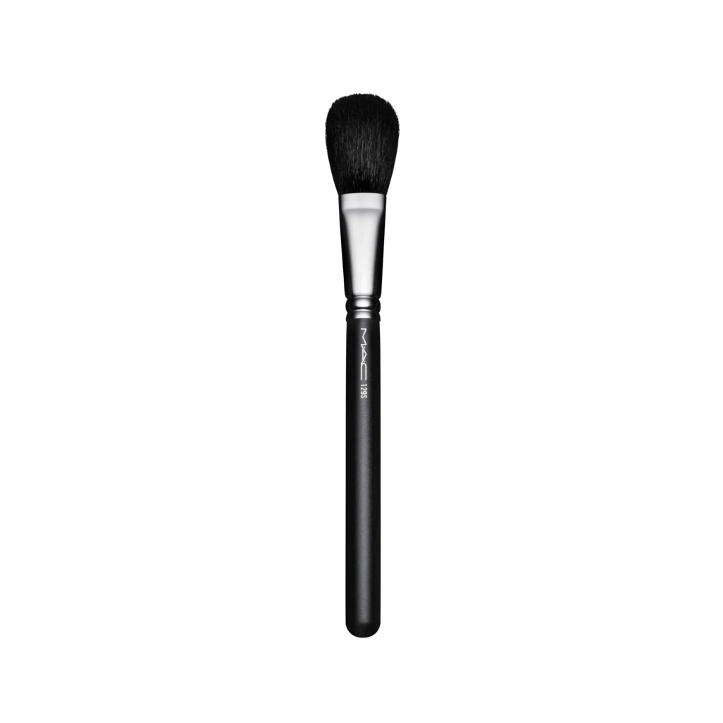 MAC - 129 Synthetic Powder/Blush Brush på KICKS.se