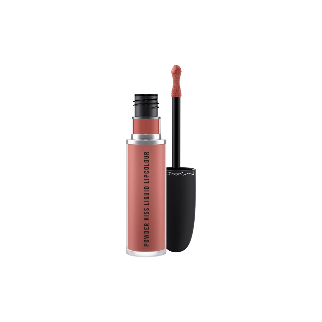 MAC - Powder Kiss Liquid Lipcolour Date-Maker på KICKS.se