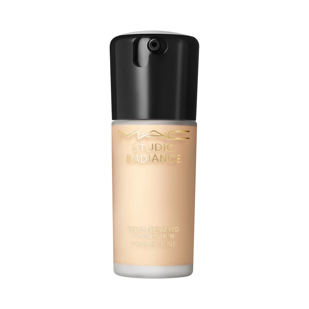 MAC - Studio Radiance Serum Powered Foundation NC 17 på KICKS.se