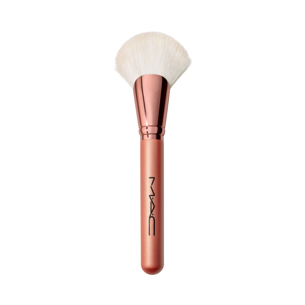 MAC - 143S Bronzer Fan Brush på KICKS.se