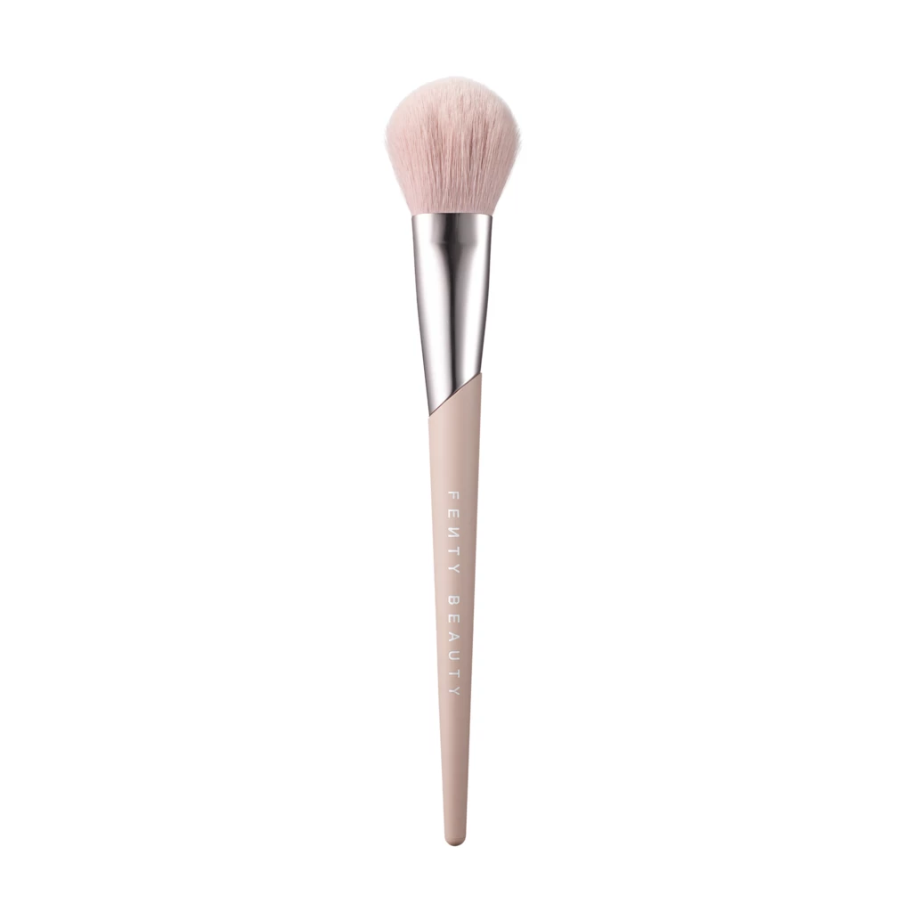 Fenty Beauty - Sculpting Bronzer Brush 195osoitteessa Kicks.fi