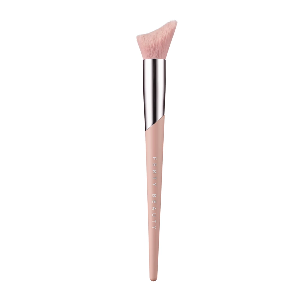 Fenty Beauty - Cheek-Hugging Highlight Brush 120osoitteessa Kicks.fi
