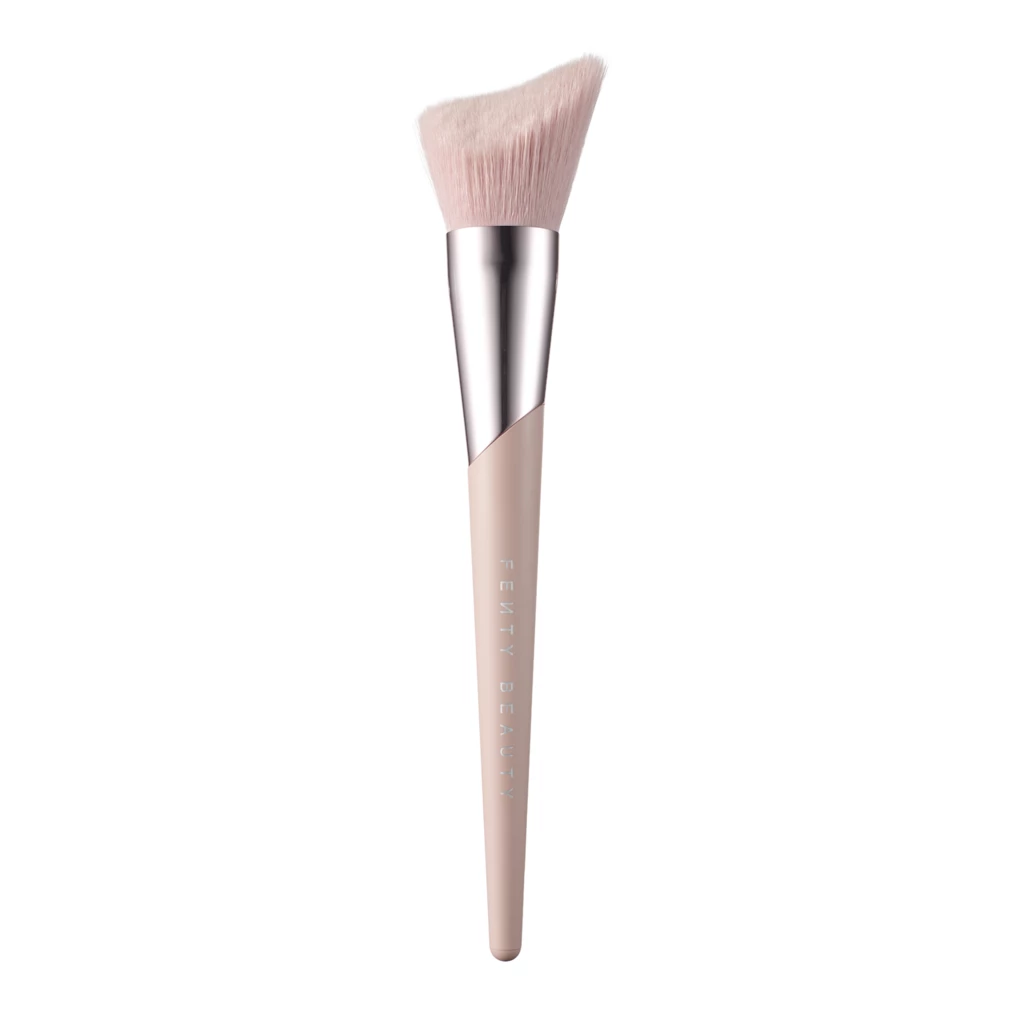 Fenty Beauty - Cheek-Hugging Bronzer Brush 190osoitteessa Kicks.fi
