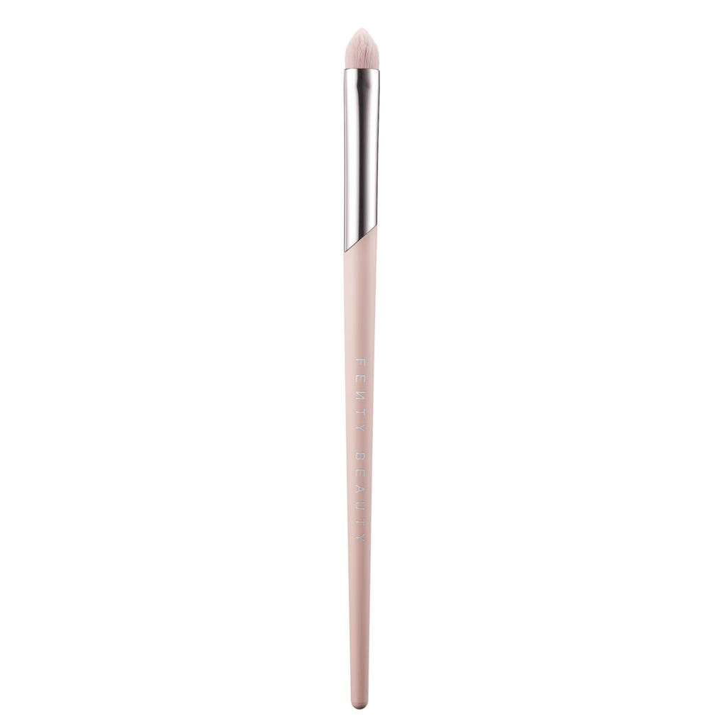 Fenty Beauty - Precise Definition Eyeshadow Brush 220 på KICKS.se