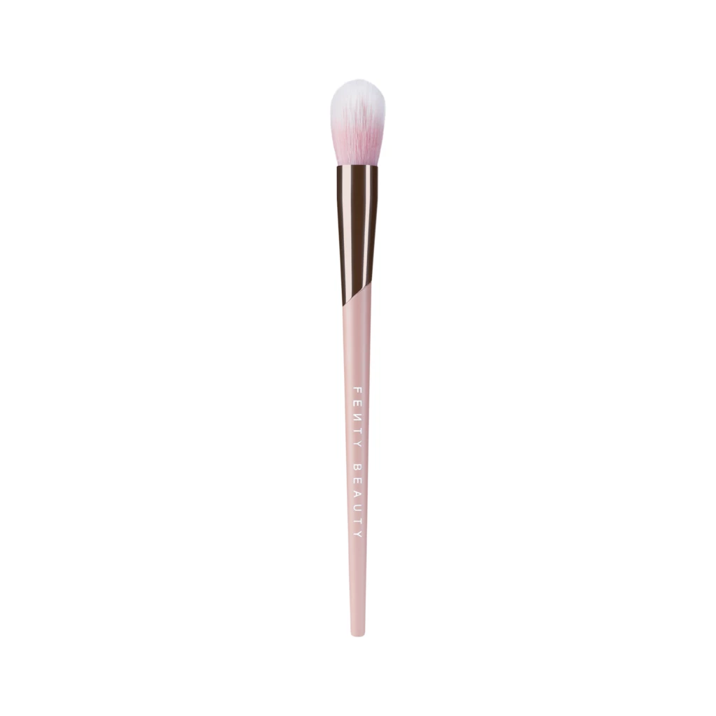 Fenty Beauty - Highlighter Brush 125 135 på KICKS.se