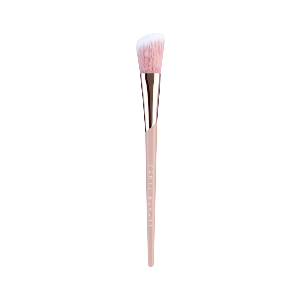 Fenty Beauty - Blush Brush 155 på KICKS.se