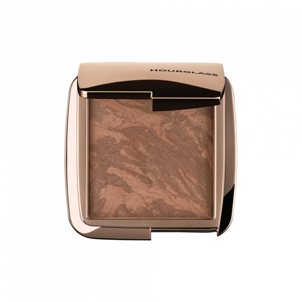 Hourglass - Ambient Lighting Bronzer Radiant Bronze Light på KICKS.se