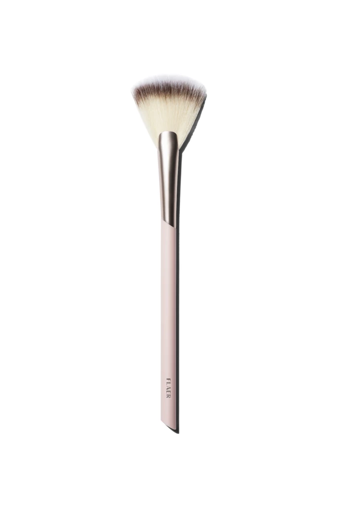 FLAER - 208 Highlighter Fan Brush på KICKS.se